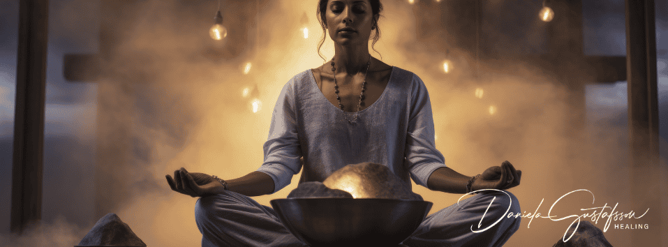 Nainen meditoi ja harjoittaa energiahoitoja rauhallisessa ympäristössä.