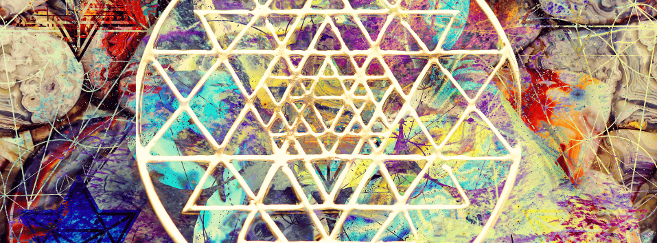 Energiahoitokuvassa näkyy geometrinen symboli ja värikäs tausta, edistäen hyvinvointia ja tasapainoa.