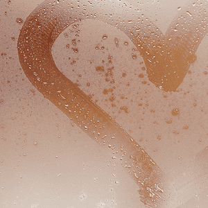 Rakkauden sydän piirtyy saunan ikkunaan höyryssä ja vesipisaroissa.