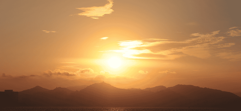 Auringonlasku ja vuoristomaisema, rauhoittava luonnon näkymä, sopii hyvin hyvinvointiin ja palautumi.