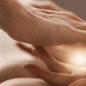 Energiahoitaja suorittaa kädenhoitoa ja energian tasapainotusta.