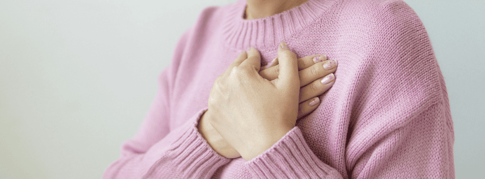 Nainen, joka pitää käsiä sydämen päällä, symboloi sisäistä rauhaa ja itsetuntemusta.