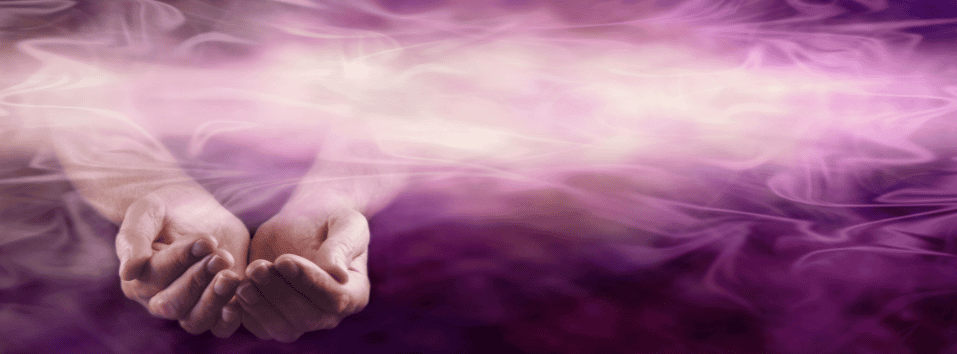 Käsissä oleva energia ja voima, symboloiden paranemista ja hyvinvointia.