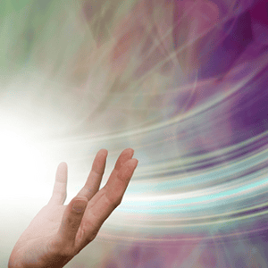 Käsivarsi ja kädet, jotka pitävät kirkasta valoa energian symbolina.
