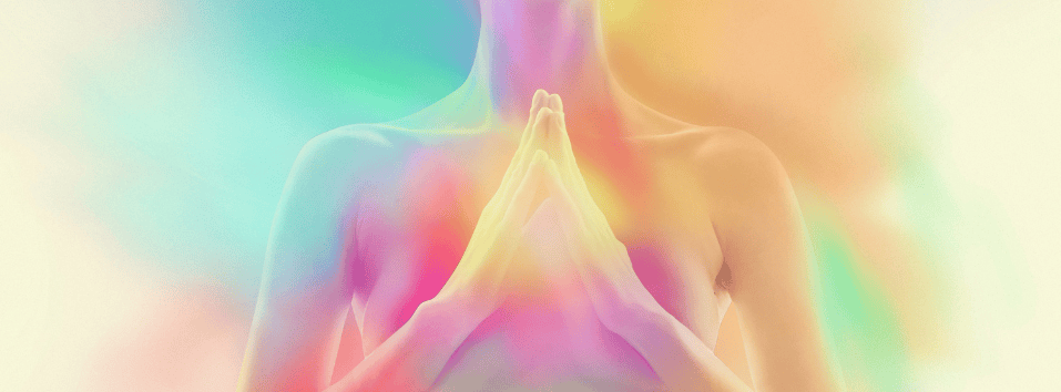 Henkilö meditoi ja ylläpitää energioita kädet rukoillen, rauhallinen ja harmoninen ilmapiiri.